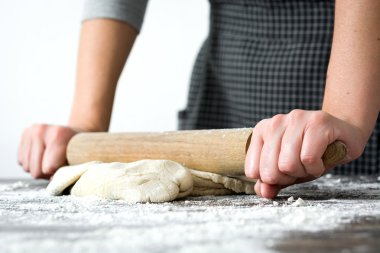 Kadın eliyle ekmek üzerinde ahşap masa yapma