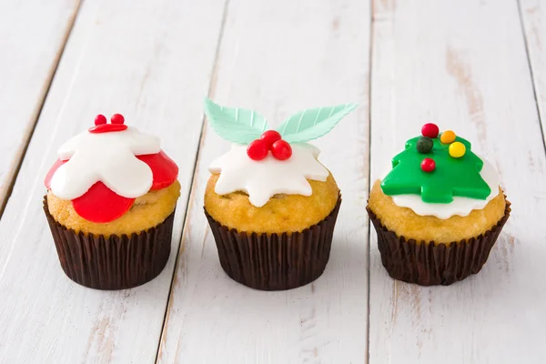 Cupcakes de Natal na mesa de madeira branca — Fotografia de Stock