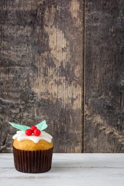 Weihnachtskuchen auf weißem Holztisch — Stockfoto