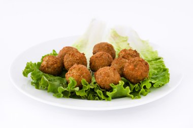 Vejetaryen falafels ve beyaz arka plan üzerinde izole marul