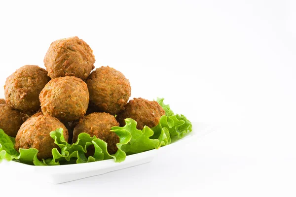 Falafel vegetariani e lattuga isolati su fondo bianco — Foto Stock