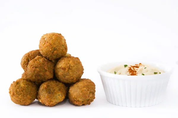 Falafel vegetariani e hummus isolati su sfondo bianco — Foto Stock