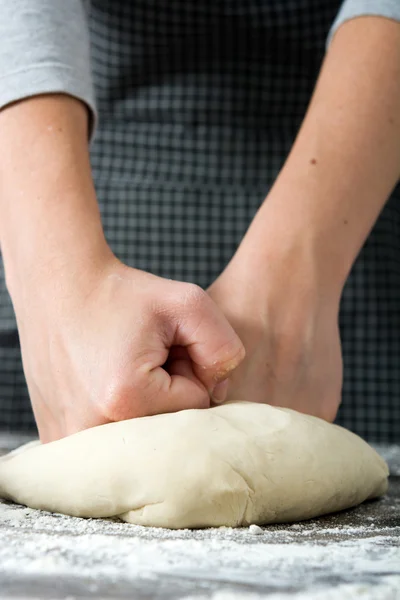 Mujer haciendo pan con las manos — Foto de Stock