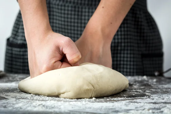 Mujer haciendo pan con las manos — Foto de Stock
