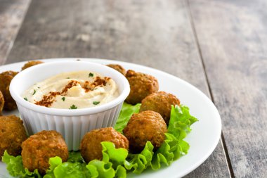 Rustik ahşap bir masa üzerinde sebze ve vejeteryan falafels