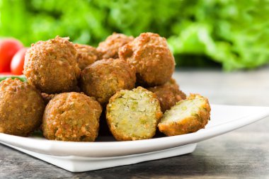 Rustik ahşap üzerine sebze ve vejeteryan falafels