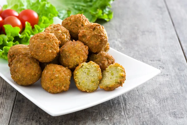 Falafels vegetarian dan sayuran di atas kayu pedesaan — Stok Foto