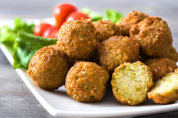 Rustik ahşap üzerine sebze ve vejeteryan falafels — Stok fotoğraf