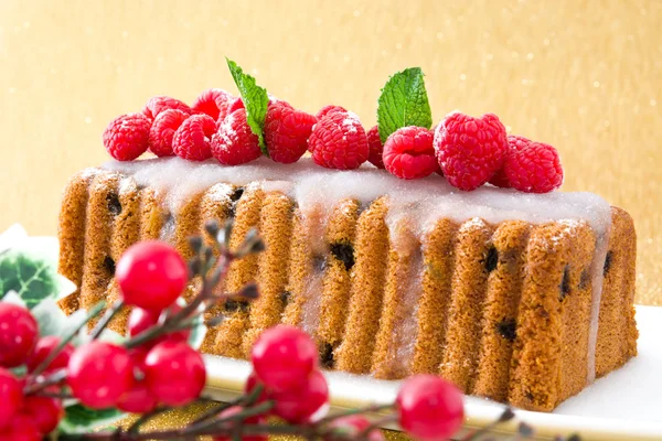 Gâteau aux fruits de Noël sur fond doré et brillant — Photo