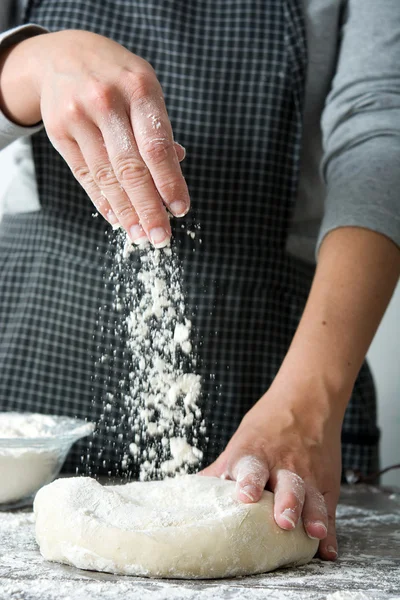 Mujer amasando masa de pan con sus manos — Foto de Stock