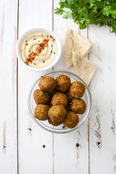 Vejetaryen falafels ve marul üzerine beyaz ahşap masa — Stok fotoğraf