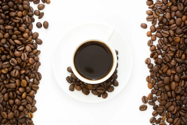 杯咖啡和咖啡豆隔离在白色背景上 — 图库照片