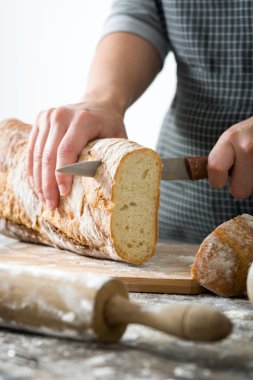 Kadın kesme ekmek ahşap tablo 