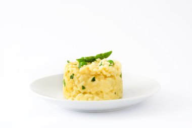 Risotto bezelye, kuşkonmaz ve beyaz arka plan üzerinde izole maydanoz ile