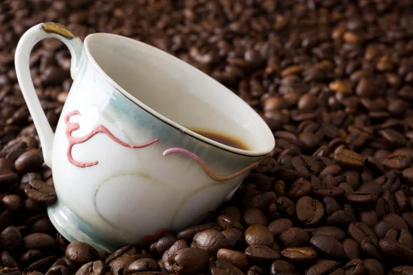 咖啡杯和咖啡豆背景 — 图库照片
