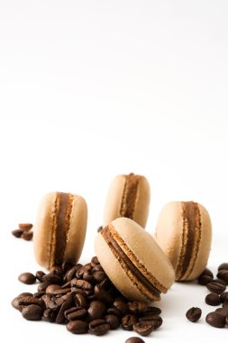 Beyaz arka plan üzerinde izole kahve macaroons