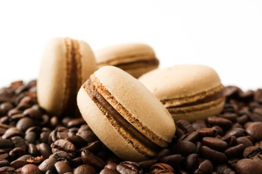 Beyaz arka plan üzerinde izole kahve macaroons