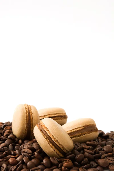 Beyaz arka plan üzerinde izole kahve macaroons — Stok fotoğraf