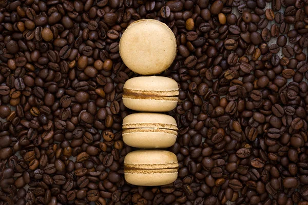 Kahve macaroons ve kahve çekirdekleri arka plan Fransız — Stok fotoğraf