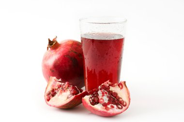 Beyaz arka plan üzerinde izole nar suyu