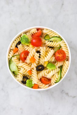 Mermer zemin üzerine makarna salatası