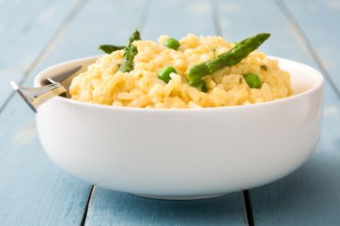 Mavi ahşap masa üzerinde sebzeli risotto