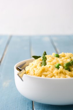 Mavi ahşap masa üzerinde sebzeli risotto