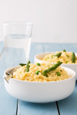 Mavi ahşap masa üzerinde sebzeli risotto