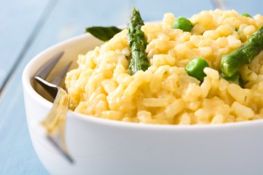 Mavi ahşap masa üzerinde sebzeli risotto