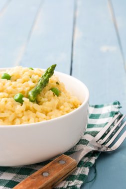Mavi ahşap masa üzerinde sebzeli risotto