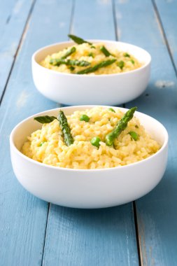 Mavi ahşap masa üzerinde sebzeli risotto