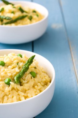 Mavi ahşap masa üzerinde sebzeli risotto