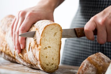 Kadın kesme ekmek bir rustik ahşap tablo