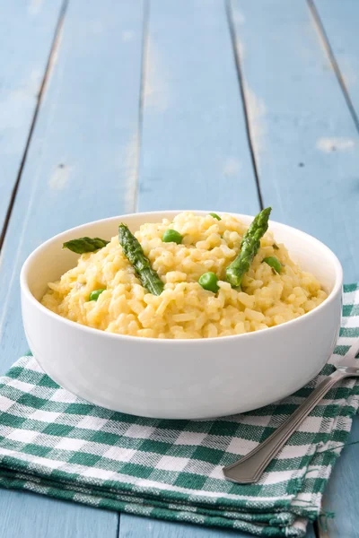 Mavi ahşap masa üzerinde sebzeli risotto