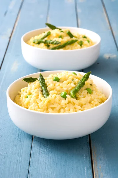 Mavi ahşap masa üzerinde sebzeli risotto