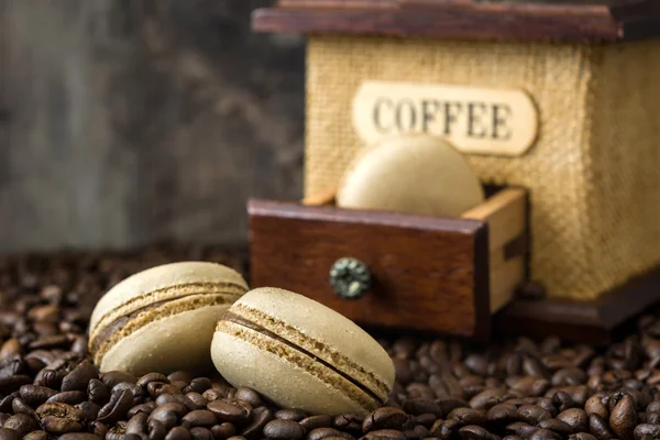 Kahve macaroons ve Kahve değirmeni — Stok fotoğraf