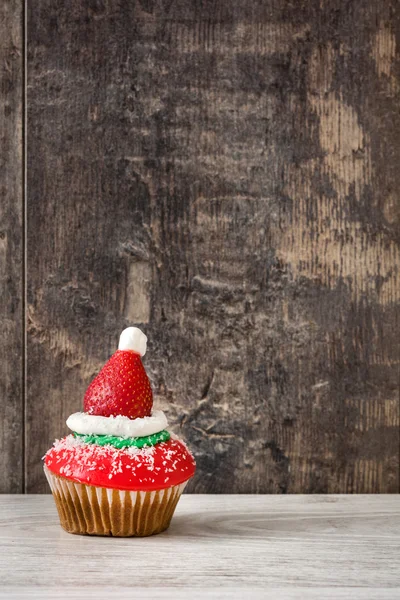 Рождественский кекс на деревянном фоне — стоковое фото