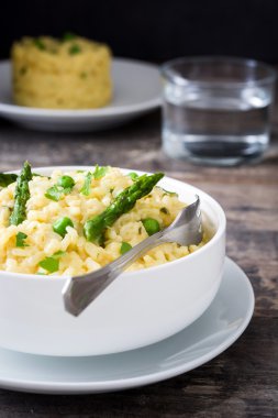 Risotto kase rustik ahşap masa üzerinde kuşkonmaz ile
