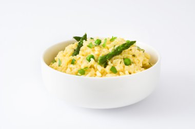 Risotto ile kuşkonmaz, maydanoz ve beyaz arka plan üzerinde izole bezelye