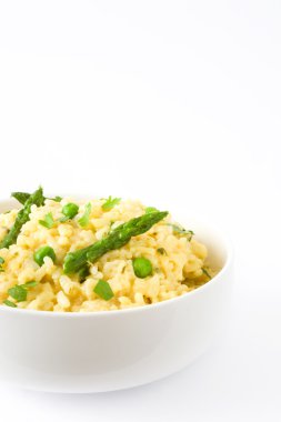 Risotto ile kuşkonmaz, maydanoz ve beyaz arka plan üzerinde izole bezelye
