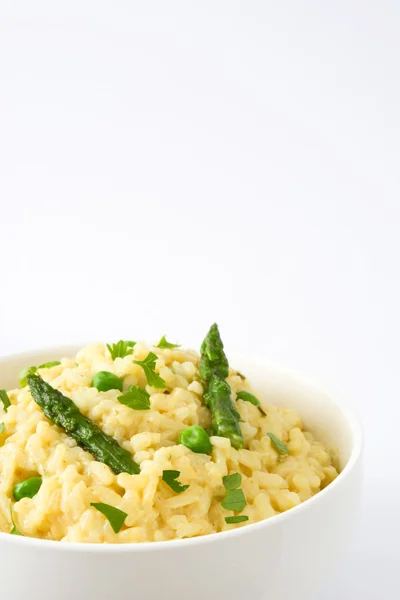 Risotto com espargos, salsa e ervilhas isoladas sobre fundo branco — Fotografia de Stock