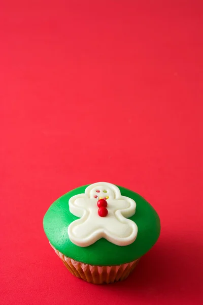 Lebkuchen Mann Cupcake auf rotem Hintergrund — Stockfoto