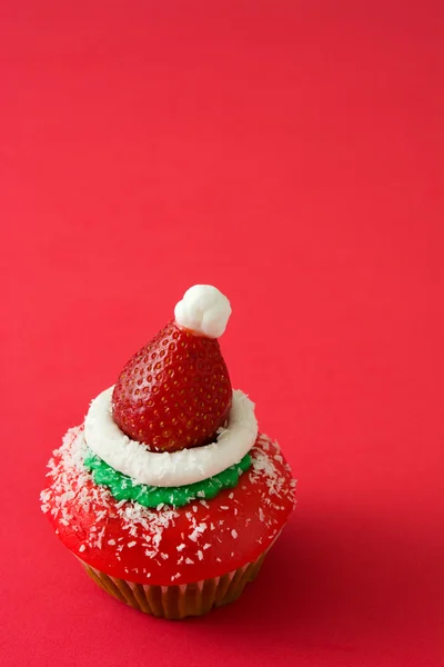 Chapeau de Père Noël cupcake sur fond rouge — Photo