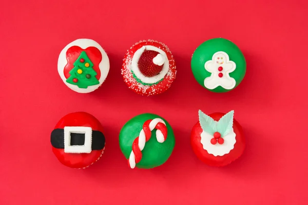 Cupcake di Natale su sfondo rosso — Foto Stock