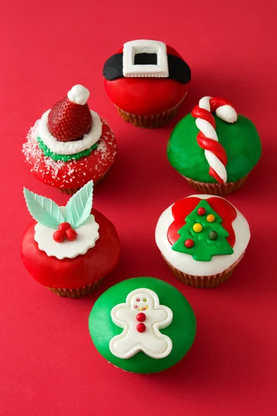 Cupcake di Natale su sfondo rosso — Foto Stock