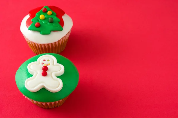 Weihnachten Cupcakes auf rotem Hintergrund — Stockfoto