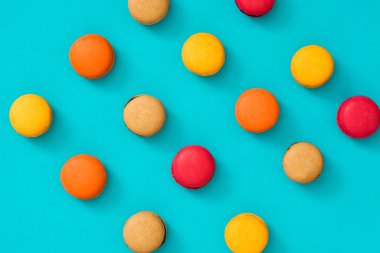 Mavi arka plan üzerinde renkli macaroons