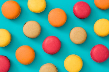 Mavi arka plan üzerinde renkli macaroons