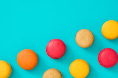 Mavi arka plan üzerinde renkli macaroons