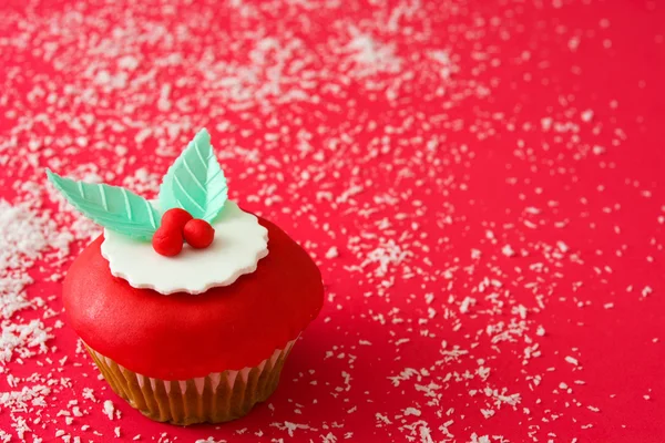 Weihnachten Cupcakes auf rotem Hintergrund — Stockfoto